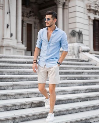 Comment porter des chaussettes bleu clair pour un style decontractés en été