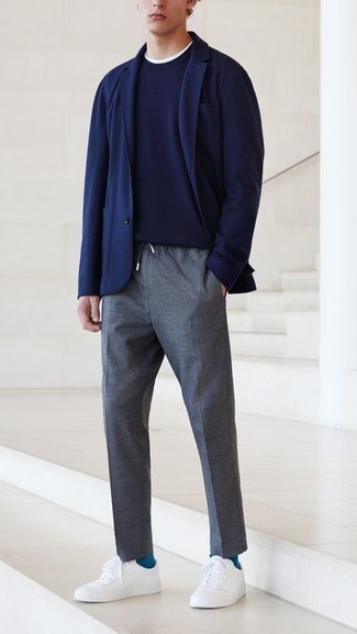 Comment porter des chaussettes bleu clair pour un style decontractés en été