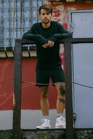Comment porter des chaussettes bleu clair en été