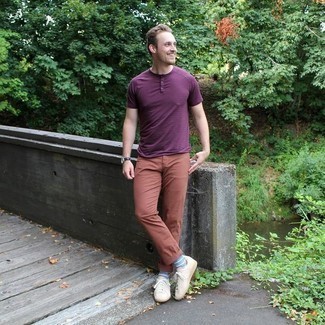 Comment porter des chaussettes bleu clair pour un style decontractés en été