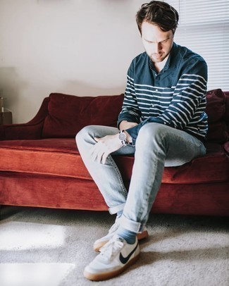 Comment porter des chaussettes bleu clair en été