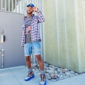 Comment porter des chaussettes bleu clair en été