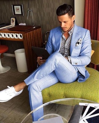 Comment porter un costume bleu clair quand il fait chaud
