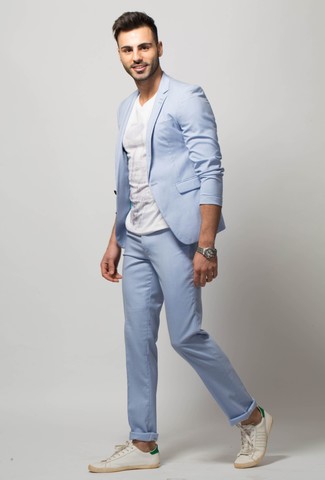 Comment porter un costume bleu clair quand il fait chaud