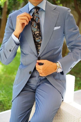 Comment porter un costume bleu clair quand il fait chaud