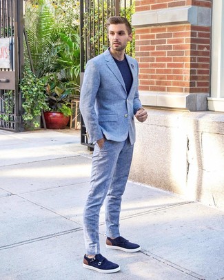 Comment porter un costume bleu clair quand il fait chaud