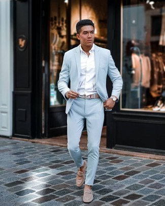 Comment porter un costume bleu clair quand il fait chaud