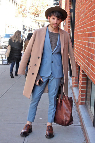 Comment porter un costume bleu clair quand il fait frais