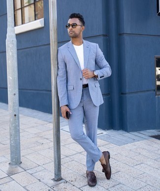 Comment porter un costume bleu clair quand il fait chaud