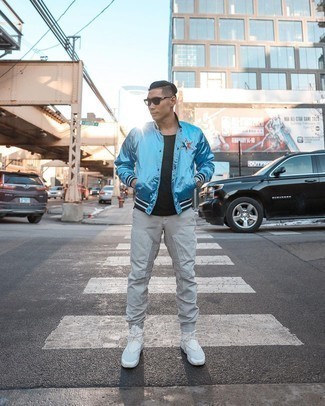 Comment porter une veste universitaire bleu clair au printemps