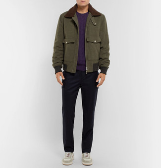 Comment porter un pull torsadé violet clair