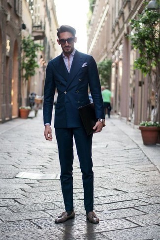 Comment porter une pochette de costume violet clair à 30 ans