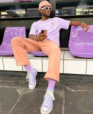 Comment porter des baskets violet clair quand il fait chaud