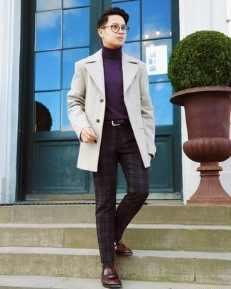 Comment porter un pull à col roulé violet clair quand il fait chaud