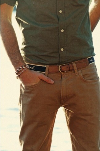 Comment porter une chemise à manches longues avec un pantalon chino
