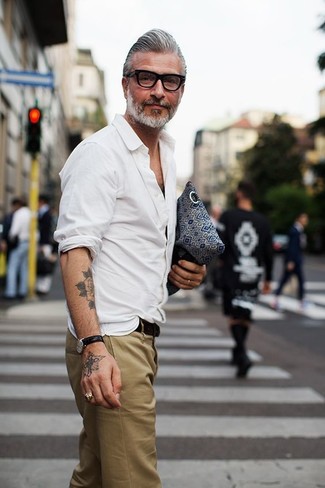 Comment porter une chemise à manches longues avec un pantalon chino