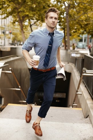 Comment porter une chemise à manches longues avec un pantalon chino