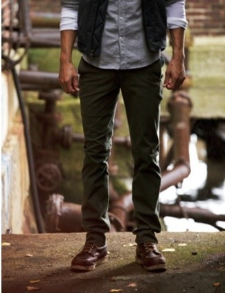 Comment porter une chemise à manches longues avec des bottes de travail