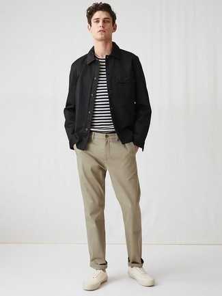 Comment porter des baskets basses avec une veste-chemise