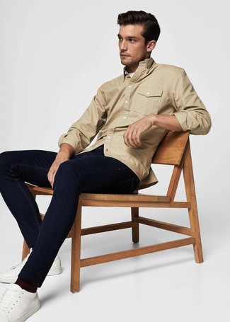Comment porter des baskets basses avec une veste-chemise