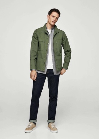 Comment porter des baskets basses avec une veste-chemise