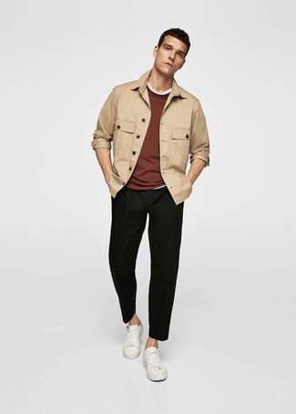 Comment porter des baskets basses avec une veste-chemise