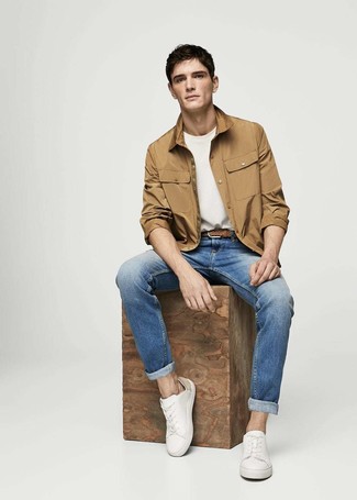 Comment porter des baskets basses avec une veste-chemise