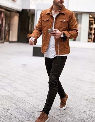 Comment porter des baskets basses avec une veste-chemise