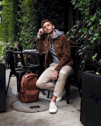 Comment porter des baskets basses avec une veste-chemise