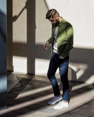 Comment porter des baskets basses avec une veste-chemise