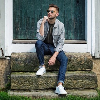 Comment porter des baskets basses avec une veste-chemise