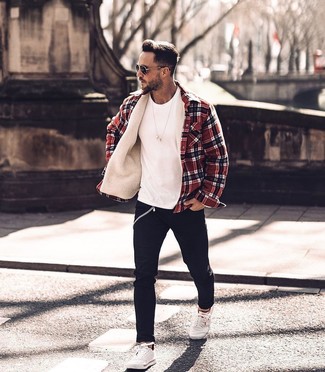Comment porter des baskets basses avec une veste-chemise
