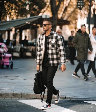 Comment porter des baskets basses avec une veste-chemise