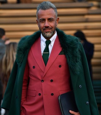 Comment porter un manteau à col fourrure vert foncé: Choisis un manteau à col fourrure vert foncé et un blazer croisé rouge pour un look classique et élégant.