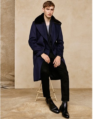 Tenue: Manteau à col fourrure bleu marine, Costume noir, Pull à col rond gris, Bottines chelsea en cuir noires