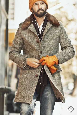 Comment porter un manteau à col fourrure marron: Pense à marier un manteau à col fourrure marron avec un jean gris pour achever un look habillé mais pas trop.