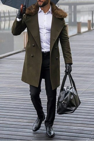 Comment porter un manteau à col fourrure olive: Harmonise un manteau à col fourrure olive avec un pantalon de costume noir pour un look pointu et élégant. Une paire de chaussures richelieu en cuir noires est une option génial pour complèter cette tenue.