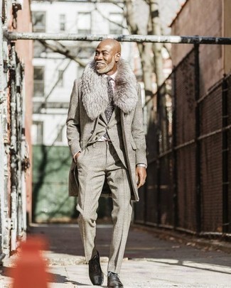 Comment porter une cravate gris foncé: Essaie de marier un manteau à col fourrure gris avec une cravate gris foncé pour dégager classe et sophistication. Complète ce look avec une paire de chaussures richelieu en cuir gris foncé.