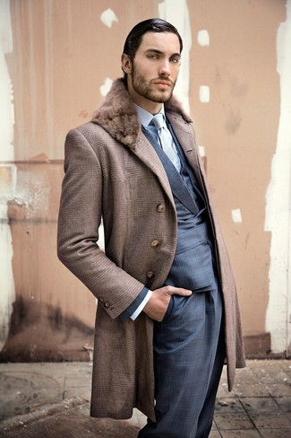 Comment porter un manteau à col fourrure marron: Associe un manteau à col fourrure marron avec un costume écossais bleu marine pour un look classique et élégant.