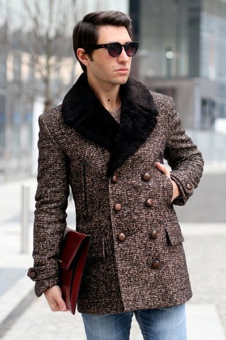 Comment porter un manteau à col fourrure marron foncé: Porte un manteau à col fourrure marron foncé et un jean bleu pour aller au bureau.