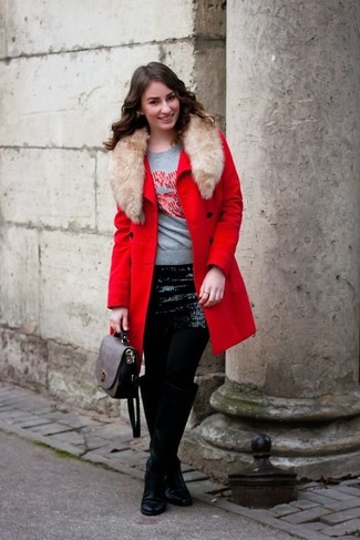 Tenue: Manteau à col fourrure rouge, Pull à col rond imprimé gris, Minijupe pailletée noire, Bottes hauteur genou en cuir noires