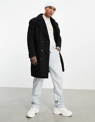 Tenue: Manteau à col fourrure noir, Pull à col roulé blanc, Jean bleu clair, Chaussures de sport blanches