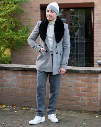 Tenue: Manteau à col fourrure gris, Pull à col roulé blanc, Pantalon chino gris foncé, Baskets basses en toile blanches