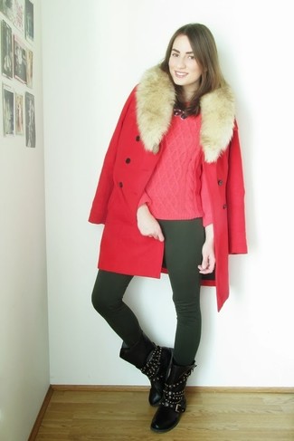 Tenue: Manteau à col fourrure rouge, Pull torsadé rouge, Leggings vert foncé, Bottes mi-mollet en cuir à clous noires