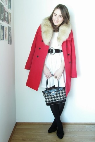 Tenue: Manteau à col fourrure rouge, Robe décontractée en tricot blanche, Ballerines en daim noires, Sac fourre-tout en toile écossais blanc et noir