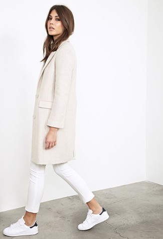 Tenue: Manteau beige, Jean skinny blanc, Baskets basses en cuir blanches et noires