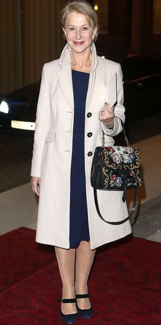 Tenue de Helen Mirren: Manteau beige, Robe fourreau bleu marine, Escarpins en daim bleu marine, Cartable en cuir brodé noir