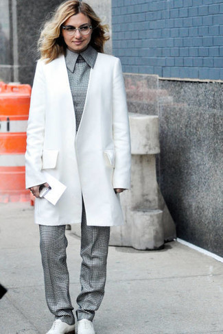 Tenue: Manteau blanc, Chemise de ville à carreaux grise, Pantalon de costume en pied-de-poule gris, Baskets basses blanches
