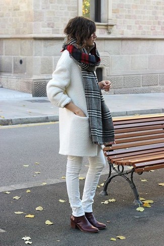 Comment porter une écharpe écossaise grise: Choisis un manteau blanc et une écharpe écossaise grise pour une tenue idéale le week-end. Assortis ce look avec une paire de bottines en cuir bordeaux.