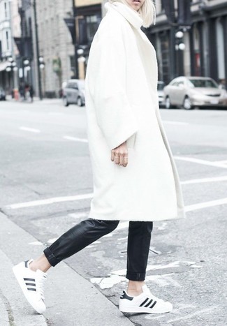 Tenue: Manteau blanc, Pantalon slim en cuir noir, Baskets basses blanches et noires